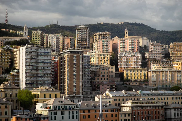 Genova régi kikötői területének építészete. Kilátás a tengerre. Olaszország — Stock Fotó