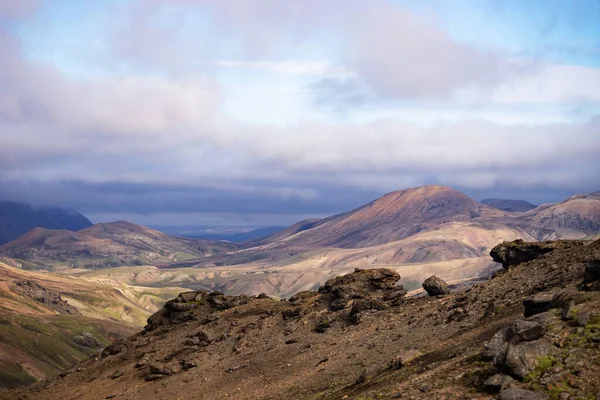 Widok na dolinę górską z zielonymi wzgórzami, strumień rzeczny i jezioro. Ścieżka turystyczna Laugavegur, Islandia — Zdjęcie stockowe