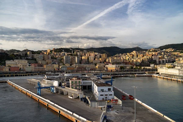Panoráma kikötő, Genova egy nyári napon, Olaszország — Stock Fotó