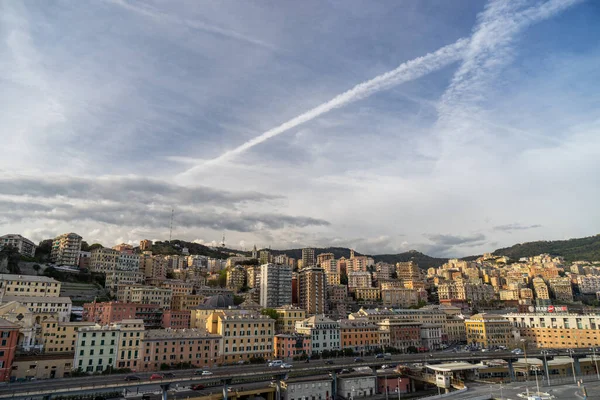 Panoraamanäkymät Genovan satamaan kesäpäivänä, Italia — kuvapankkivalokuva