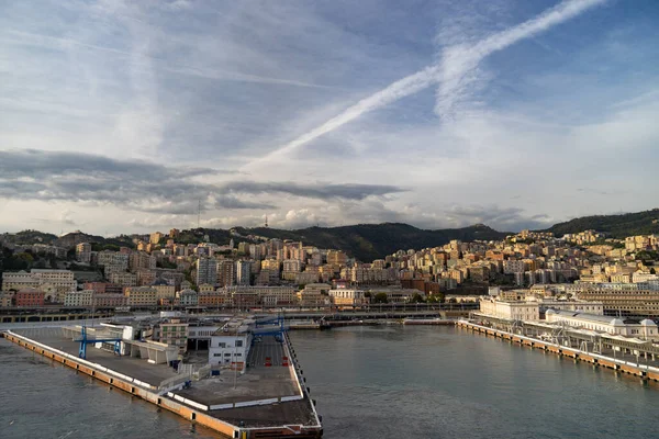 Vista panorámica del puerto de Génova en un día de verano, Italia — Foto de Stock