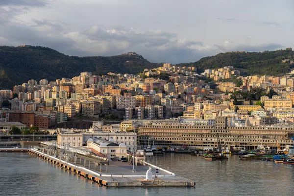 Vista panorámica del puerto de Génova en un día de verano, Italia — Foto de Stock