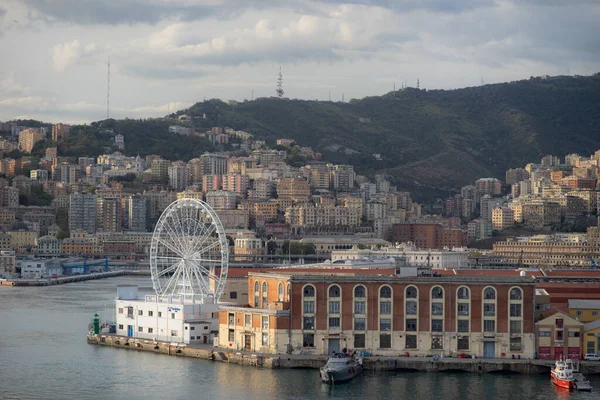 热那亚在古老的港口从空中俯瞰摩天轮 — 图库照片