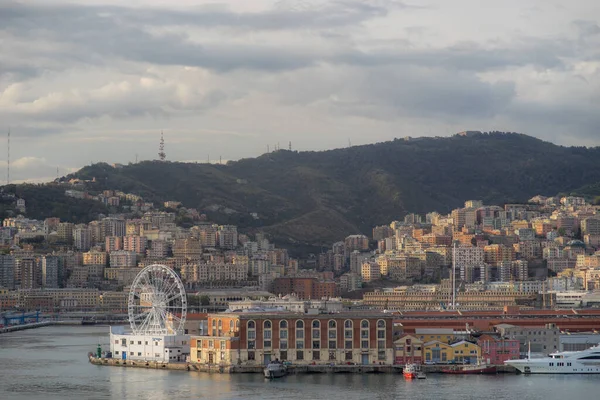 热那亚在古老的港口从空中俯瞰摩天轮 — 图库照片