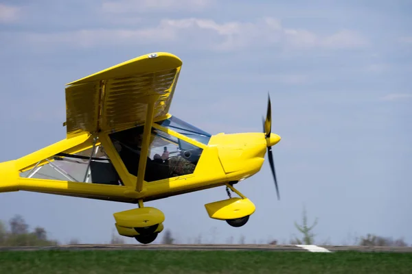 Küçük Uçak Yeşil Alan'dan Havalandı. Artış ve gelişme kavramı — Stok fotoğraf