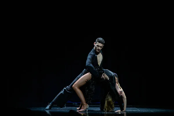 舞厅夫妇跳舞孤立在黑色背景 — 图库照片