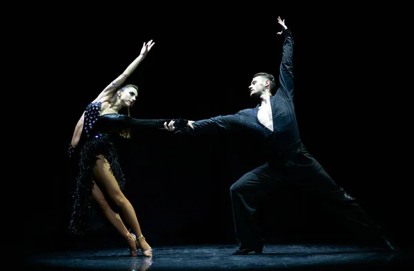 Paar dansers presteren op geïsoleerde zwarte achtergrond — Stockfoto