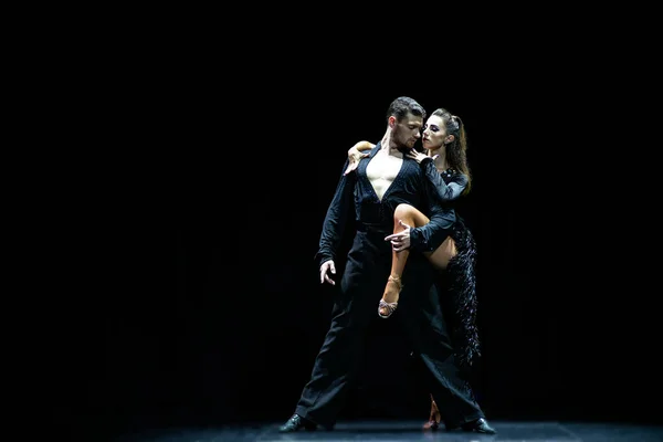 Paar dansers presteren op geïsoleerde zwarte achtergrond — Stockfoto