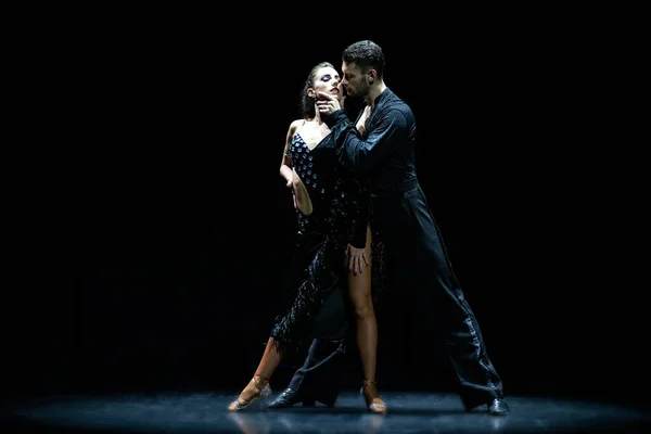 Salão de baile casal dança isolado no fundo preto — Fotografia de Stock