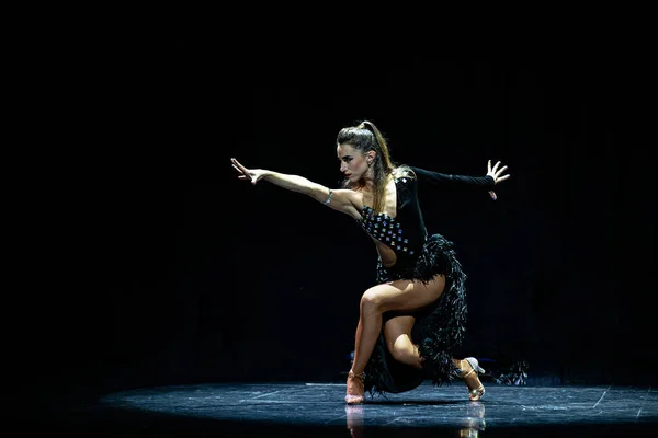 Молодая балетная танцовщица позирует на черном фоне — стоковое фото