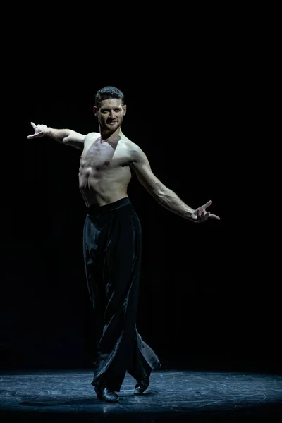 Masculino muscular salão dançarino fazendo pose isolado no preto — Fotografia de Stock