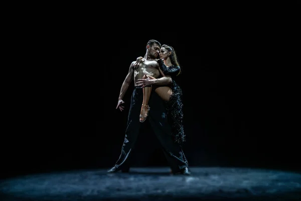 Ballroom par dansa isolerade på svart bakgrund — Stockfoto