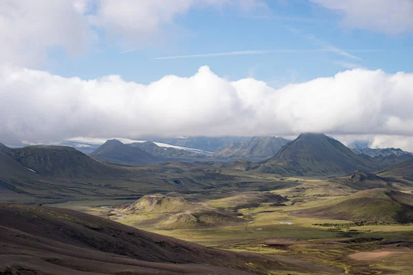 Kilátás hegyi völgy zöld dombok, folyó patak és tó. Laugavegur turistaút, Izland — Stock Fotó