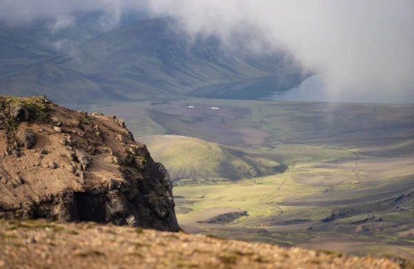 Vista sobre la cabaña de montaña Hvanngil y el camping con colinas verdes, arroyo del río y lago. Sendero de senderismo Laugavegur, Islandia — Foto de Stock