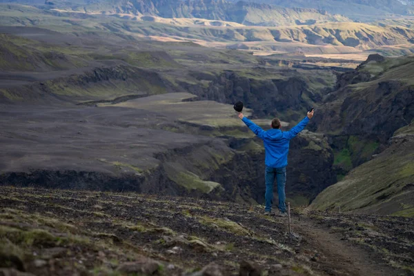 Chico joven caucásico de pie sobre fondo de montaña y cañón en el camino del sendero Laugavegur, Islandia. Promover un estilo de vida saludable — Foto de Stock