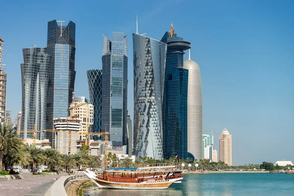 Rascacielos en el centro de la ciudad con agua y barco en primer plano de Doha, Qatar 2020 . — Foto de Stock