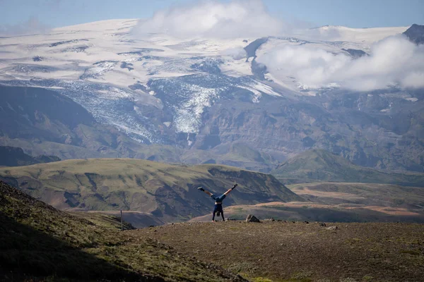 Молодой парень, стоящий на руках со снежной горой и ледниковым фоном на пути к Лаугавегуру, Исландия. Содействие деятельности и здоровому образу жизни — стоковое фото