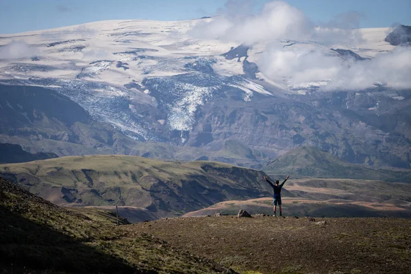 Задняя сторона высокого кавказского туриста, стоящего на фоне гор и тумана на тропе Лаугавегура. Исландия — стоковое фото