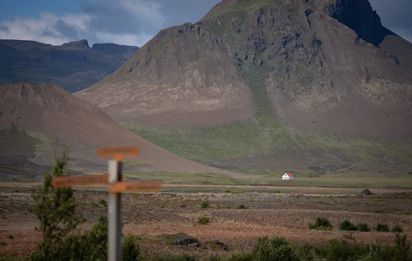 Laugavegurハイキングコース、アイスランドに小屋や鋼の標識 — ストック写真