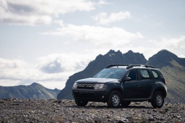 4x4 araç İzlanda 'nın Landmannalaugar bölgesine giden siyah lav tarlasında park halinde.
