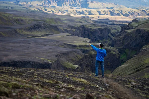 Vit ung kille står i över berg och ravin bakgrund på vägen till Laugavegur spår, Island. Främja en hälsosam livsstil — Stockfoto