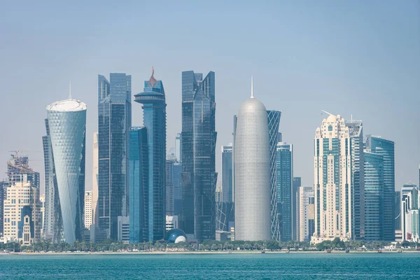 Vista panorámica del horizonte moderno de Doha a través del agua azul. Concepto de riqueza y lujo — Foto de Stock