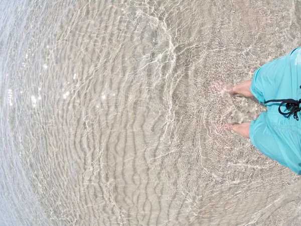 Férfi láb áll a sekély kristály Sea Water Beach Sand. A relsx és a boldogság fogalma. — Stock Fotó