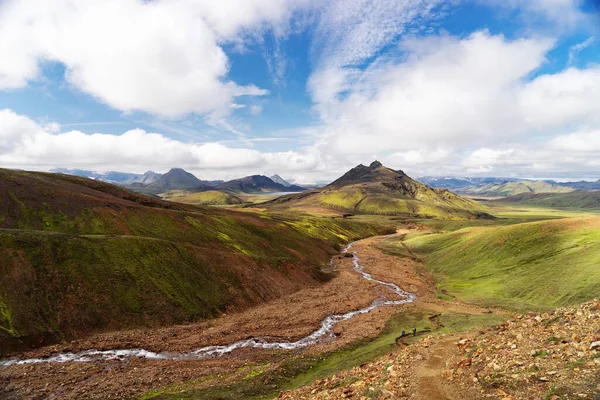 Kilátás hegyi völgy zöld dombok, folyó patak és tó. Laugavegur turistaút, Izland — Stock Fotó