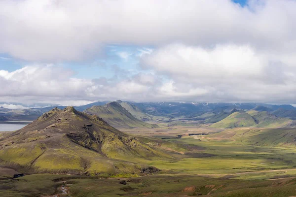 Utsikt över fjälldalen med gröna kullar, älvbäck och sjö. Laugavegur vandringsled, Island — Stockfoto