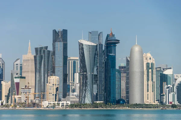 Вид на центр города с небоскребов с другой стороны моря в Фаза, Катар — стоковое фото