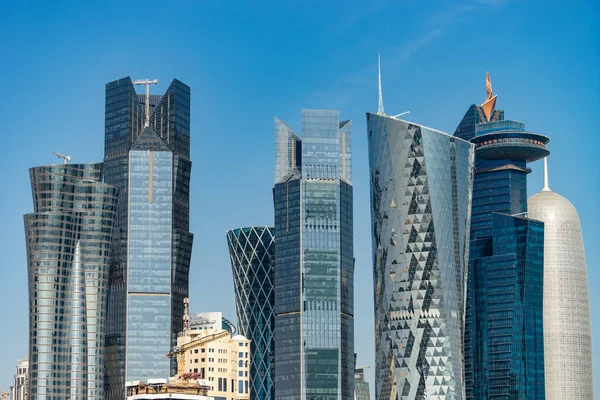 Moderno centro de la ciudad con torres y rascacielos sobre fondo de cielo soleado. Doha, Qatar 2020 — Foto de Stock