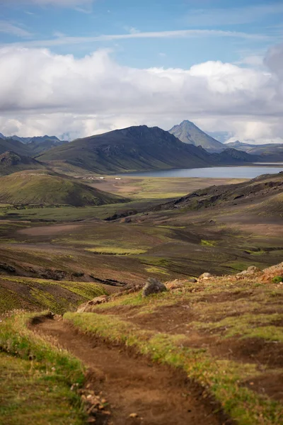 Vista valle de la montaña con colinas verdes, arroyo del río y lago. Sendero de senderismo Laugavegur, Islandia — Foto de Stock