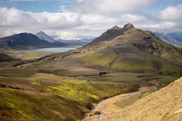Zielone pole z mchem i szczytem gór na szlaku turystycznym Laugavegur, Islandia — Zdjęcie stockowe