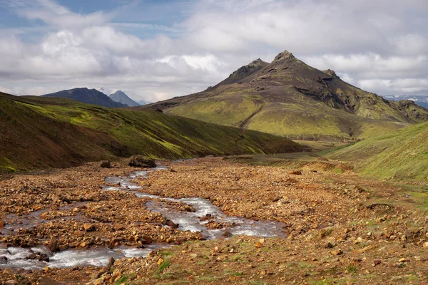 Uitzicht bergdal met groene heuvels, rivierbeek en meer. Laugavegur wandelpad, IJsland — Stockfoto