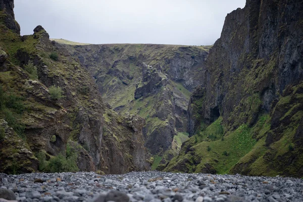 Панорамний вид на гору з вулканічним ландшафтом. Логавегур вирушає до Ісландії. — стокове фото