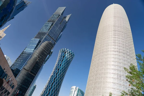 Moderní centrum města s věžemi a mrakodrapy na slunném pozadí oblohy. Dohá, Katar 2020 — Stock fotografie