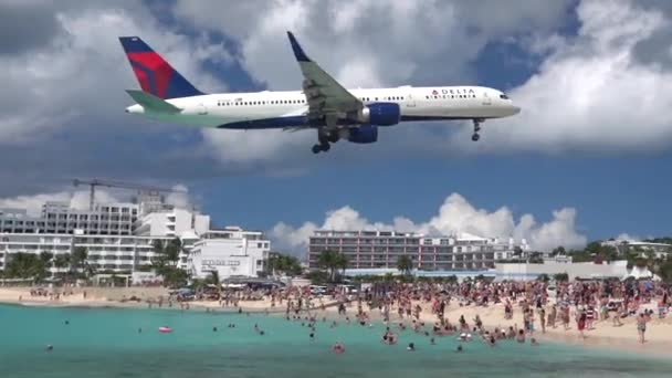 Philipsburg, St. Maarten April - 2018: Vliegtuiglanding op Prinses Juliana International Airport Sxm Over Mensen op Maho Beach — Stockvideo