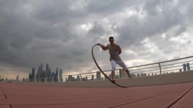 Günbatımında Dubai 'nin şehir planına sahip Cyr Wheel sanatçısı