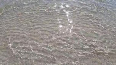 Kristal berrak su ve beyaz kumların yavaş hareketi