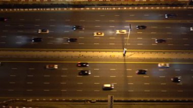Dubai 'de gece vakti havadan yol manzarası, Dubai.