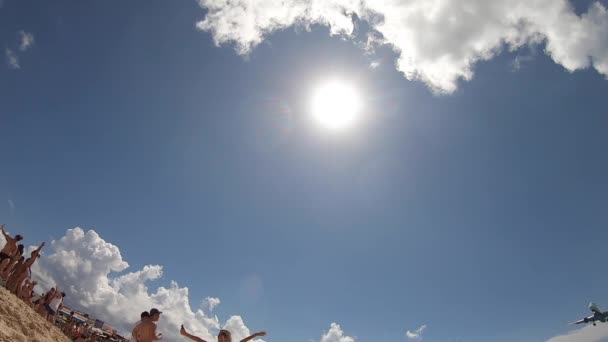 ФИЛИПСБУРГ, Сент-Артен Апрель - 2018: Самолет приземлился в международном аэропорту Принцессы Юлианы над людьми на пляже Махо — стоковое видео
