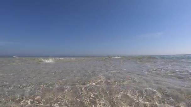 Lento movimiento de aguas cristalinas poco profundas y arena blanca con cielo azul — Vídeos de Stock
