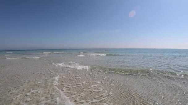 Slow-motion av kristallklart grunt vatten och vit sand med blå himmel — Stockvideo