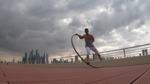 Cyr Wheel artista con fondo de paisaje urbano de Dubai durante la puesta del sol — Vídeos de Stock