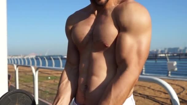 Muscular man doing workout on the street in Dubai. Concept of healthy lifestyle — Stock Video