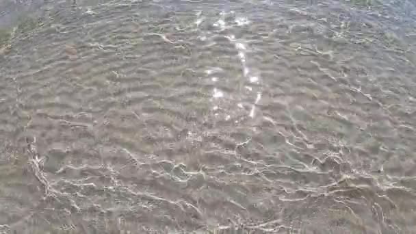 Hidas liike kristallinkirkas vesi ja valkoinen hiekka — kuvapankkivideo