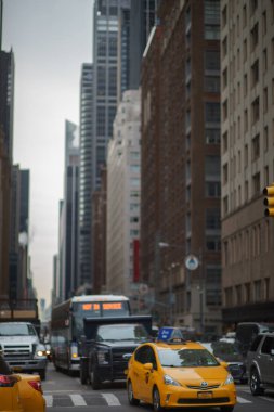New York, Ny, Usa-Mart 03, 2018: 59. cadde Central Park 'ın yanında arabalar ve toplu taşıma araçlarıyla
