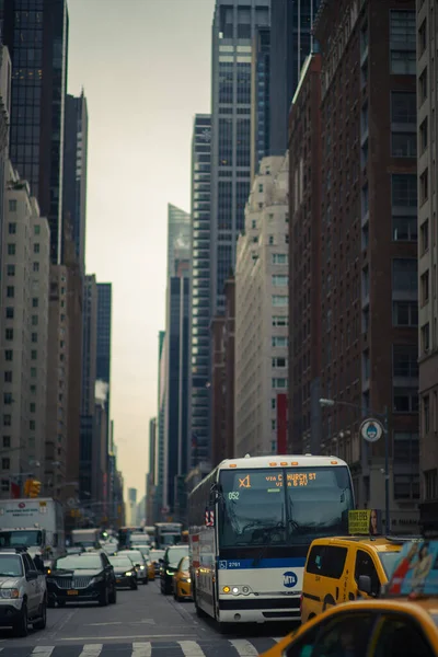 Nueva York, NY, USA-MARZO 03, 2018: 59th Street near central park with cars and public transport — Foto de Stock