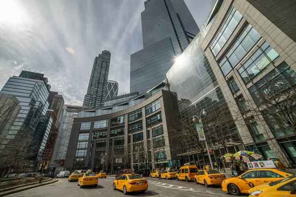 NUEVA YORK - 03 DE MARZO DE 2018: New York Central Park. Columbus Circle. monumento a Cristóbal Colón. Torre Trump — Foto de Stock