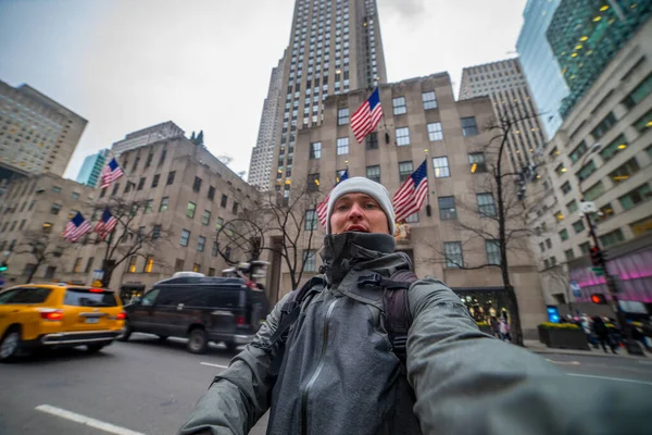 Feliz engraçado barbudo tomando selfie em Manhattan — Fotografia de Stock